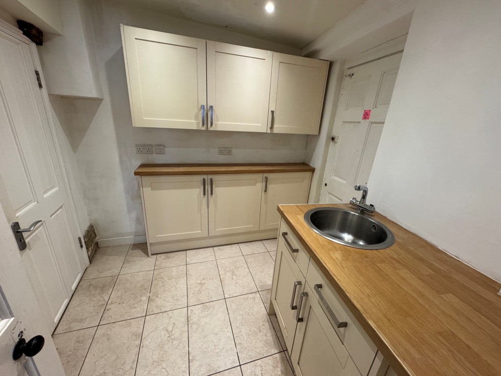 Lot: 90 - DOUBLE FRONTED SHOP AND MAISONETTE IN POPULAR CINQUE PORT TOWN - Shop - kitchen